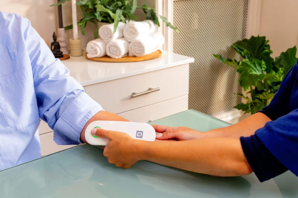 Diagnoptics AGE Scanner In Use 005 (1)