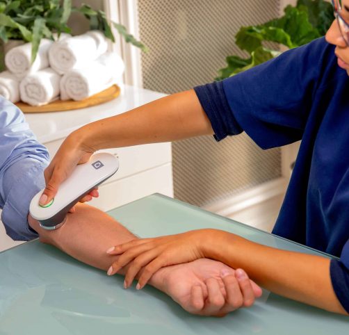 Diagnoptics AGE Scanner In Use 017 (1)